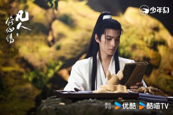 因先前《我的人間煙火》翻車的關係，《凡人修仙傳》雖然是大IP改編，但不少網友都相當擔心楊洋無法撐起「韓立」一角。但還好《凡人修仙傳》開播後收穫不少好評，楊洋的古裝造型依舊帥氣外，還詮釋出了少年感，演技也不如過去那麼浮誇油膩，劇情還原動漫，節奏安排緊湊，前三集就能讓觀眾迅速進入故事！