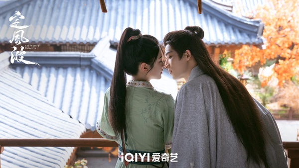 《定風波》是古裝探案劇，找來《墨雨雲間》王星越搭配《仙台有樹》向涵之。《定風波》結合了探案驗屍、群象探案、異域冒險等多重元素，不少觀眾認為《定風波》有點吃虧，被排在同題材的《朝雪錄》之後播出。兩部劇都是懸疑探案劇，相較之下《朝雪錄》主演CP火花更強，而《定風波》的懸疑案件、愛情線沒有很強的亮點，首播後熱度和評價一般般。