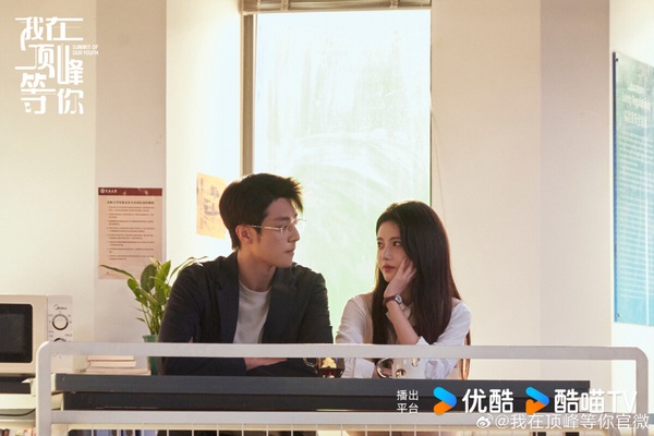 2025陸劇好多重生劇！古裝劇《錦月如歌》在重生，現偶甜寵劇《我在頂峰等你》也在重生！改編自小說《談戀愛不如上清華》，講述上一世，顧雪茭曾因戀愛腦而高考失利，職場打拼多年，歸來仍是底層人員，還首當其衝地成為了「黑心老闆」藺之華的裁員目標。顧雪茭意外重生回到高三那年，重新開局，她吸取前世教訓，將學習作為人生第一要務，在爆改人生的同時，還收穫了一場的甜美愛情。