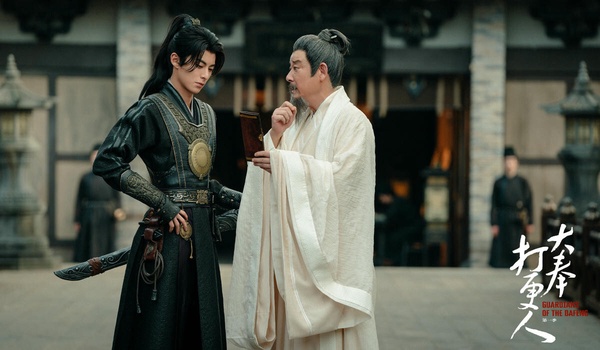 王鶴棣主演的《大奉打更人》號稱是《慶餘年》2.0，一樣是男主穿越到古代大開金手指的故事，小說大IP改編+雙流量主演的大製作古裝劇。《大奉打更人》雖然沒有《慶餘年》那麼火，但已經是2025年成績很好的古裝劇了，網播量衝破20億大關。而《大奉打更人》目前只拍了小說一半左右，結局也留下伏筆，許多網友都瘋狂敲碗拍第二季。