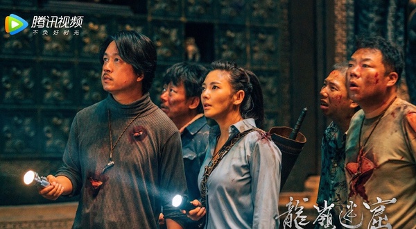 《鬼吹燈》和《盜墓筆記》是盜墓故事中的兩大頂級IP，原著小說《鬼吹燈》的好評度其實更勝《盜墓筆記》。講述胡八一、王胖子和Shirley楊為了解開部族消失的千古之謎，利用風水秘術，尋找失落龍樓寶殿的故事。《鬼吹燈》是個長篇故事，劇版拍了好幾個版本，評價最高的是《星漢燦爛》導演費振翔指導的《龍嶺迷窟‎》篇章，高達8.1分，費導真的很會拍！