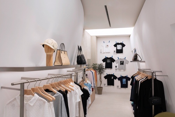 agnès b. (1F)：Artist Tee Exhibition藝術家T恤展