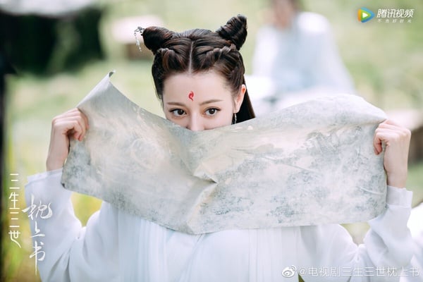 《三生三世枕上書》是《三生三世十里桃花》的續集，靠著前作的光環，這部劇從開拍就是萬眾矚目。雖然沒有到大爆款的程度，不過數據依然表現亮眼，是2020的最佳收視陸劇之一。