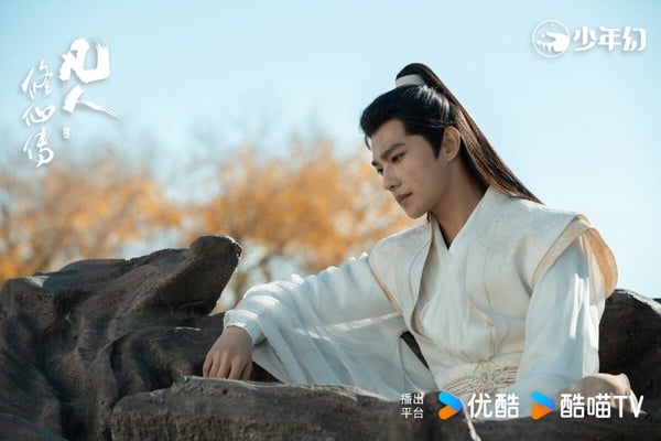 楊洋主演的《凡人修仙傳》是近期的熱門陸劇，不同於以愛情線為主的《三生三世》或《蒼蘭訣》，《凡人修仙傳》是大男主升級修仙劇。講述普通的山村窮小子韓立，偶然之下，跨入到一個江湖小門派，雖然資質平庸，但依靠自身努力和合理算計，最後修煉成仙的故事。