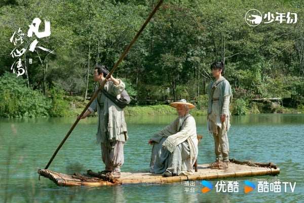 楊洋主演的《凡人修仙傳》是近期的熱門陸劇，不同於以愛情線為主的《三生三世》或《蒼蘭訣》，《凡人修仙傳》是大男主升級修仙劇。講述普通的山村窮小子韓立，偶然之下，跨入到一個江湖小門派，雖然資質平庸，但依靠自身努力和合理算計，最後修煉成仙的故事。