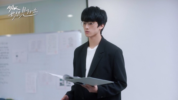 張康樂先前都演小甜劇，最出名的作品就是貓的樹執導的《明天也想見到你》，近年開始轉戰古裝劇，古裝造型帥氣，今年也在《雁回時》客串，只不過戲份不算多。而這次在《錦月如歌》飾演男二「楚昭」，看似是個風度翩翩、年輕有為的少年，喜歡著禾晏，只不過他善於心計，甚至還將那套心思用在了自己喜歡的人身上。