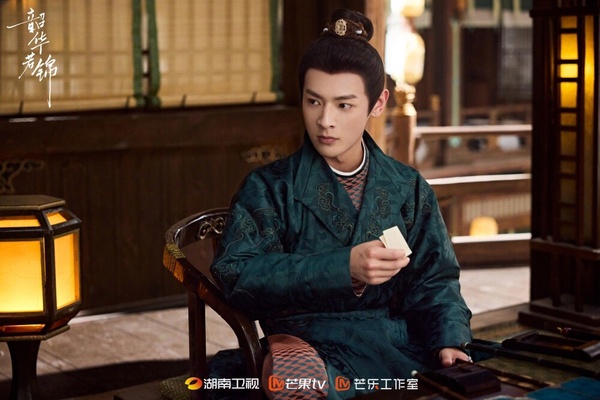 白澍最初憑《琉璃》小有人氣，演過幾部男主角的劇，但可惜的是熱度及口碑都不高，因此近年則以男配角為主，前陣子還出演了宋威龍主演的《韶華若錦》，角色人設蠻討喜的！白澍在《錦月如歌》演的是反派角色，飾演何家的嫡長子「何如非」，同時也是禾晏兄長，但他看不慣禾晏的成就，因此與丞相暗自做交易，決定誘殺禾晏，並奪走她的身份。
