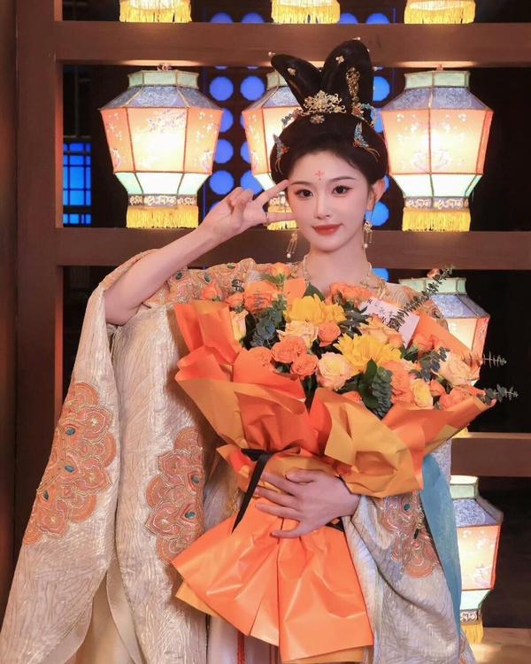 女團出身的孔雪兒，古裝扮相絕美，是新一代的古裝美女，近年在各大古裝劇都能見到她，她今年演過《折腰》裡的鄭楚玉一角，最近也客串出演了《錦月如歌》，飾演年輕的穆紅錦。而她在《子夜歸》則飾演「 謝瑤」，日前造型路透曝光，也獲得不少好評，值得期待！