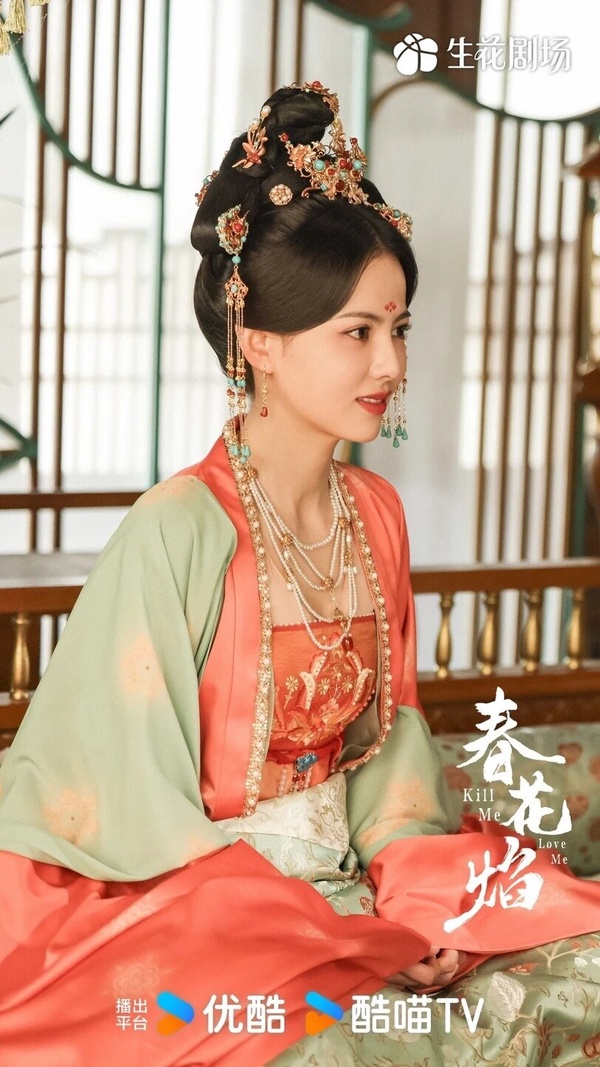 黃日瑩的五官甜美，所以換上古裝扮相，總能給人很靈動的感覺，演技也很自然！她原先的作品都以小網劇居多，近期也可以看到她出演各大古裝劇，像是《神隱》、《顏心記》及《春花焰》等，雖然戲份都不算太多，但在配角裡卻很有辨識度！而她在《子夜歸》則將飾演「福夕」，是劇版新增的角色。