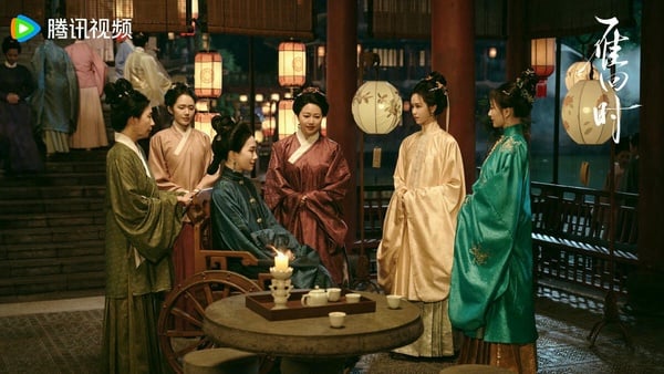 《雁回時》和《錦月如歌》、《墨雨雲間》出自同作者，風格也有點類似。小說一樣是女主角被各種奸人所害，悽慘而死，然後重生歸來復仇，而劇版聚焦在宅鬥。相較《錦月如歌》把主場景放在軍營，《雁回時》則是個家宅故事，劇裡的正派反派都塑造得很飽滿，宅鬥線很好看！是2025必追古裝劇之一。