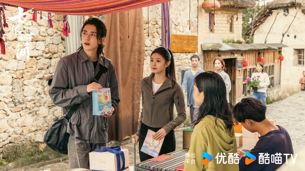 《七根心簡》是一部奇幻冒險劇，劇情帶有一些靈異、超自然等因素，挺獵奇，播出後口碑還可以，豆瓣評分6.4。《七根心簡》改編自尾魚的小說，以往尾魚的小說影視化後都被亂改，僅有《司藤》改編成功，而《七根心簡》找來尾魚親自監督，沒有魔改，選角也很合適。