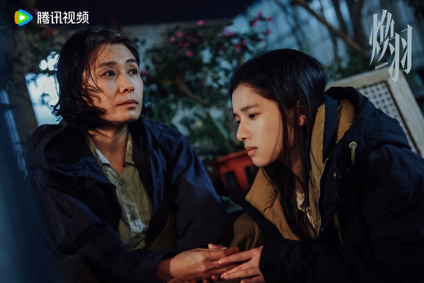 《煥羽》找來《點燃我，溫暖你》張婧儀和《當我飛奔向你》周翊然搭檔，兩人都很適合現偶戲路，搭起來CP火花卻一般般。而《煥羽》也不是大家想像的青春小甜劇，劇情集合留守兒童、校園霸凌、重男輕女等社會議題，更偏向懸疑劇。《煥羽》豆瓣評分7.1，評價還不錯。