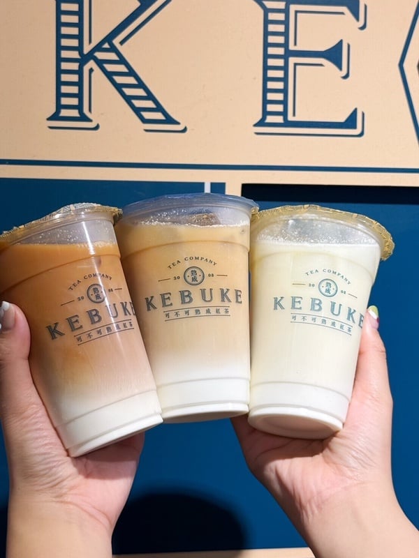 多杯可不可的經典奶茶系列飲品，包含白玉歐蕾與熟成歐蕾，展示在桌上