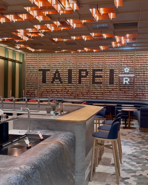 星巴克典藏DREAM PLAZA台北店內的TAIPEI豆標牆，由全球典藏咖啡豆標卡片拼貼而成