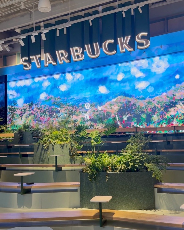 星巴克典藏DREAM PLAZA台北店內獨特的山形客席區，階梯式座位向上延伸，充滿設計感