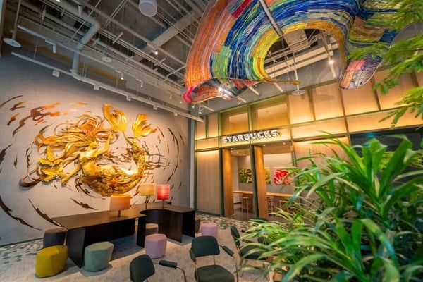 星巴克典藏DREAM PLAZA台北旗艦店的寬闊內部，可見挑高設計與現代感座位區，展現台灣最大星巴克的氣派