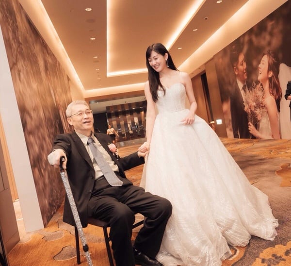 音樂才女林逸欣身穿白紗禮服與爸爸溫馨合照，展現其原生家庭的緊密親子關係