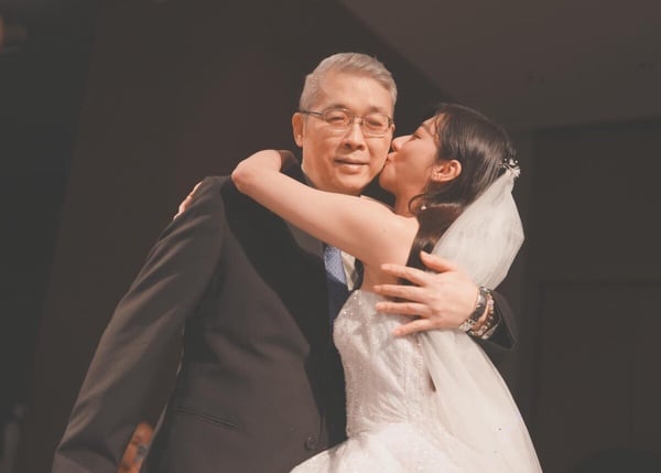 林逸欣在婚禮上親吻爸爸的臉頰，不吝嗇表現愛，展現充滿儀式感的家庭教育