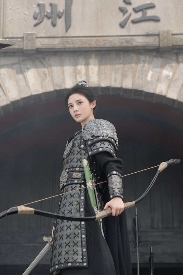 彭小苒和任嘉倫合作的古裝劇《鳳凰台上》是2025高期待陸劇，劇中彭小苒要飾演女俠凌蒼蒼。凌蒼蒼憑藉著俠肝義膽和出奇制勝的武功，在江湖中創立了匡扶正義的門派「鳳來閣」。南祁王朝年輕的皇帝蕭煥化名「白遲帆」，微服私訪行走江湖，並認識了行俠仗義的凌蒼蒼。二人一起仗劍天涯，除暴安良，惺惺相惜，卻不料淩蒼蒼就是首輔的女兒，並即將成為他的皇后。