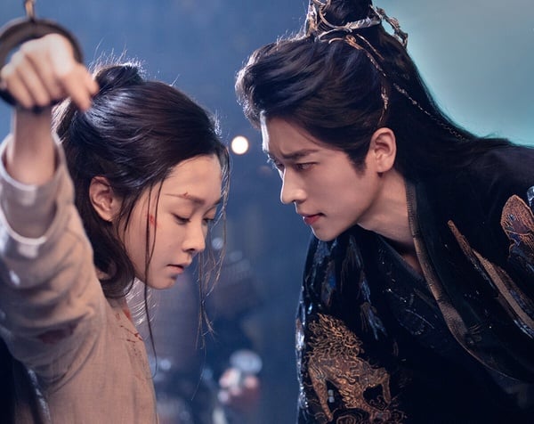 丞磊在《錦月如歌》愛完女將軍周也，接下來在《與晉長安》又要愛另一位女將軍。網友都笑說丞磊這是和女將軍們槓上了嗎？《與晉長安》講述大晉女將軍黎霜驍勇善戰，她受命在一個月之內找出隱藏的奸細。某日，黎霜偶然間救下身負重傷記憶全失的男子，並將其帶回軍營。黎霜為其賜名晉安，兩人合力克服困境，暗生情愫，然而晉安逐漸想起自己的真實身份，竟是大姚的鎮世王，二人不得已刀刃相向......