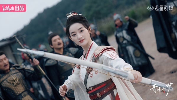 近年有不少長劇演員都跑去演短劇，郭曉婷《青川入夢》就是其中很受矚目的一部。《青川入夢》是女師男徒的設定，講述機緣巧合下，夏祈光被父親景王安排拜莫妄為師，世子不屑這位所謂的天下第一名師，但是對守護家國的女將軍墨青川卻十分欽佩，但是世子不知，眼前的莫妄便是青川本人，師徒二人在相互救贖中，開啟了為英雄隊伍正名之路。