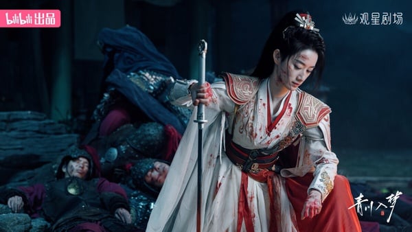 近年有不少長劇演員都跑去演短劇，郭曉婷《青川入夢》就是其中很受矚目的一部。《青川入夢》是女師男徒的設定，講述機緣巧合下，夏祈光被父親景王安排拜莫妄為師，世子不屑這位所謂的天下第一名師，但是對守護家國的女將軍墨青川卻十分欽佩，但是世子不知，眼前的莫妄便是青川本人，師徒二人在相互救贖中，開啟了為英雄隊伍正名之路。