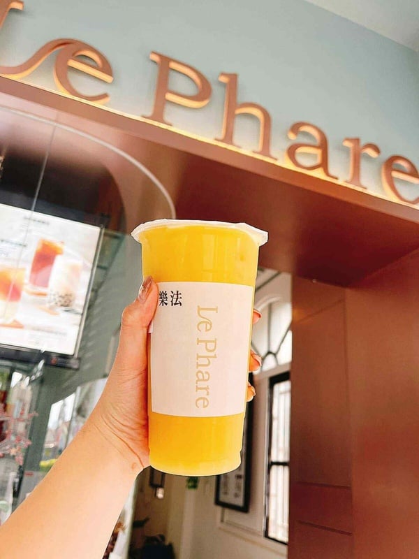 樂法Le Phare的品牌形象圖，杯身優雅英文logo充滿巴黎浪漫氛圍