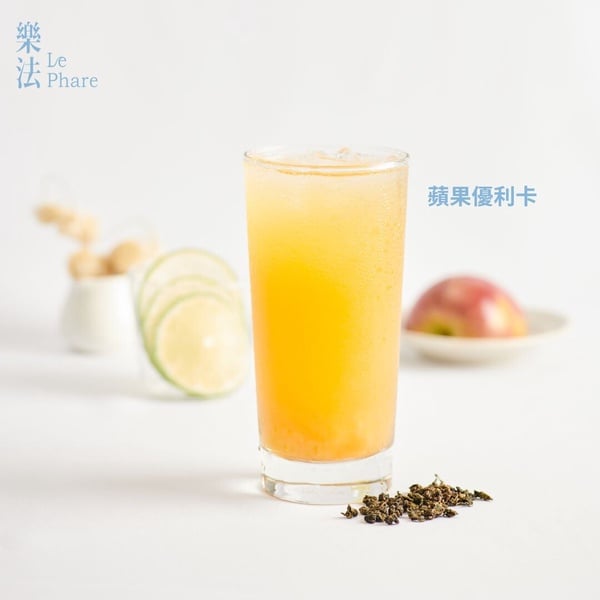樂法推薦飲品蘋果優利卡，由新鮮蘋果慢磨並加入檸檬汁製成，呈現天然果汁色澤