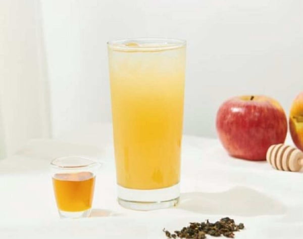 樂法排行榜第一名的蘋果蜂蜜綠茶，以新鮮蘋果汁、蜂蜜與綠茶調製而成