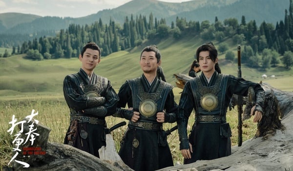《大奉打更人》是重磅大製作，開播前就號稱是《慶餘年》2.0，是小說大IP改編+雙流量主演的大製作古裝劇。男主穿越到古代大開金手指的故事，節奏非常快，事件一個接一個，輕鬆搞笑，結局也留下伏筆。