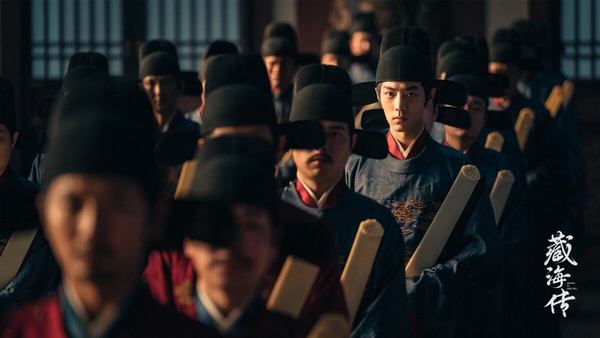 肖戰的《藏海傳》當然也上榜啦！今年肖戰、楊洋、王鶴棣、龔俊、成毅一堆男演員都跑去主演大男主古裝劇，而肖戰的《藏海傳》是目前上檔的大男主古裝劇中評價最高的。《藏海傳》找來《甄嬛傳》導演鄭曉龍執導，服裝、運鏡、打光、佈景都是最高規格打造，劇中處處都能看見劇組的用心，質感真的好！