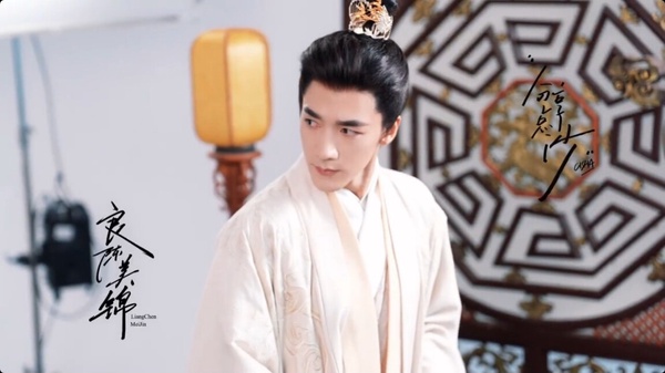 此沙這位演員大家光聽名字可能不太認識，他先前演過《一生一世》的梅行、《與君初相識》的離殊，在《錦繡安寧》飾演男配陸嘉學和任敏的CP火花爆棚，兩人因此又二搭了古裝劇《良陳美錦》。該劇改編自同名小說，此沙飾演的陳彥允人稱陳三爺，被說是「溫柔權臣天花板」、「叔圈天菜」。