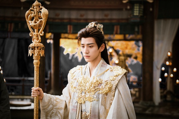 《月明千里》找來新生代演員王弘毅和包上恩主演，原著小說是「穿書」設定，講述女主角瑤英穿越成一位漢人公主，被迫嫁給一個六十多歲的糟老頭子，情急之下，她隨便指著一個路過的梟雄，說要嫁他，結果那個梟雄竟是西域高僧。
