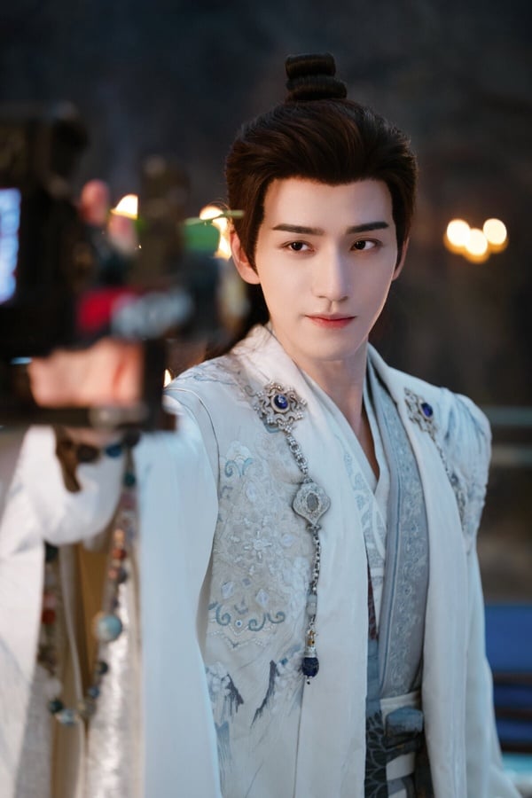 《月明千里》找來新生代演員王弘毅和包上恩主演，原著小說是「穿書」設定，講述女主角瑤英穿越成一位漢人公主，被迫嫁給一個六十多歲的糟老頭子，情急之下，她隨便指著一個路過的梟雄，說要嫁他，結果那個梟雄竟是西域高僧。
