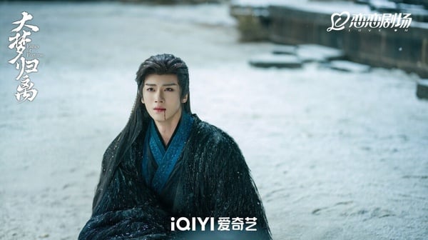 閆桉是韓國男團出道，近年轉戰成演員，去年演了《大夢歸離》，雖然是反派角色，但古裝造型精緻上相、身材又好，所以人氣也很高呢！