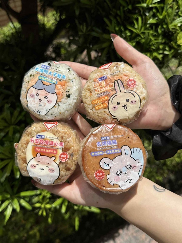 四款7-11吉伊卡哇聯名圓形飯糰，包裝上印有吉伊卡哇、小八貓等角色