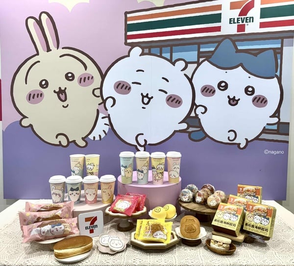 7-11與吉伊卡哇聯名系列商品合照，包含CITY CAFE主題杯與多款美食