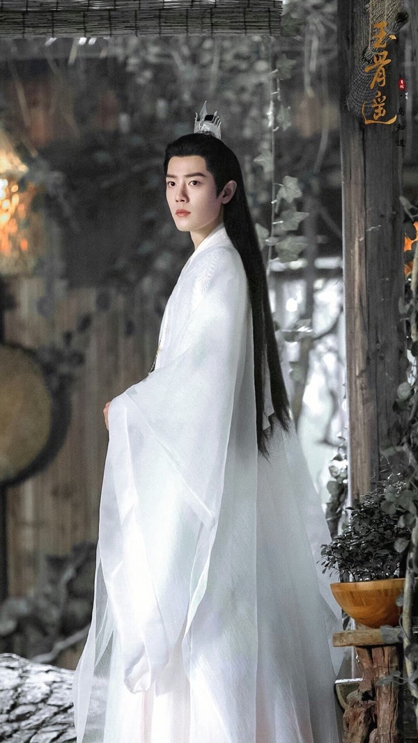 《玉骨遙》是肖戰繼《陳情令》後，又演的古裝仙俠劇，肖戰飾演孤高清冷的空桑世子「時影」。時影是一個非常「美強慘」的角色，他雖然擁有尊貴的身分，兒時卻被父王的寵妃陷害。一夜之間，失去了父親的疼愛、母親的陪伴，他孤獨地度過自己的少年時期，母親還為了保護他而吞炭自盡。