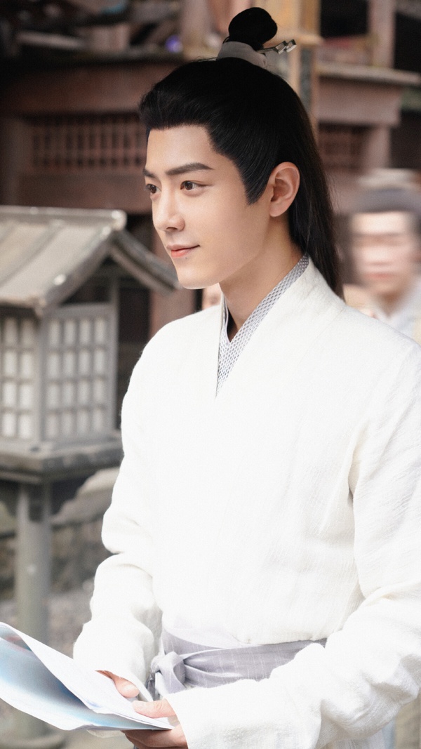 《玉骨遙》是肖戰繼《陳情令》後，又演的古裝仙俠劇，肖戰飾演孤高清冷的空桑世子「時影」。時影是一個非常「美強慘」的角色，他雖然擁有尊貴的身分，兒時卻被父王的寵妃陷害。一夜之間，失去了父親的疼愛、母親的陪伴，他孤獨地度過自己的少年時期，母親還為了保護他而吞炭自盡。