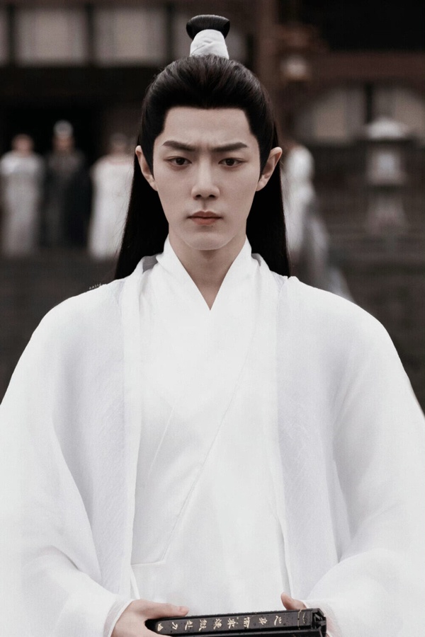 《玉骨遙》是肖戰繼《陳情令》後，又演的古裝仙俠劇，肖戰飾演孤高清冷的空桑世子「時影」。時影是一個非常「美強慘」的角色，他雖然擁有尊貴的身分，兒時卻被父王的寵妃陷害。一夜之間，失去了父親的疼愛、母親的陪伴，他孤獨地度過自己的少年時期，母親還為了保護他而吞炭自盡。