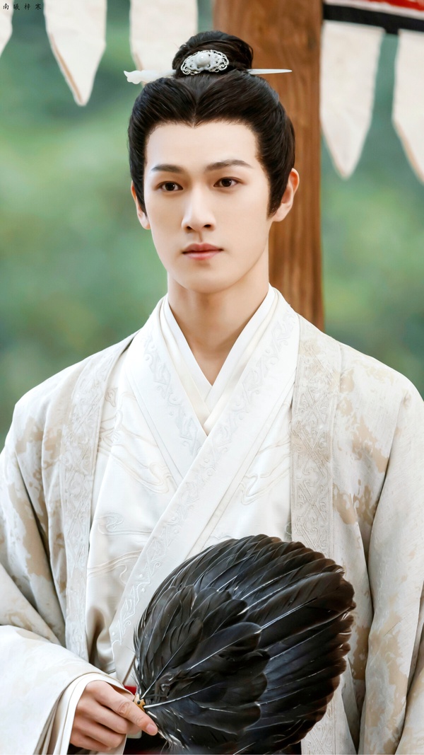 李昀銳以《九重紫》爆火之前，他在《星漢燦爛》飾演的男二袁慎人氣也很高。對比黑衣武將凌不疑，袁慎大多是淺色白衣登場。李昀銳氣質好、古裝儀態好，穿起白衣特別適合！