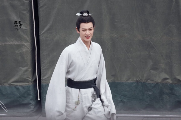 李昀銳以《九重紫》爆火之前，他在《星漢燦爛》飾演的男二袁慎人氣也很高。對比黑衣武將凌不疑，袁慎大多是淺色白衣登場。李昀銳氣質好、古裝儀態好，穿起白衣特別適合！