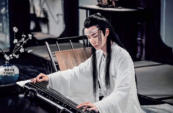 王一博在《陳情令》也是經典的「白衣貴公子」，一開始追《陳情令》大家都先注意到肖戰，不過王一博越看越帥，他在劇中的白衣造型仙氣十足，拿著琴從半空中飛出來，高冷的氣勢超級帥！