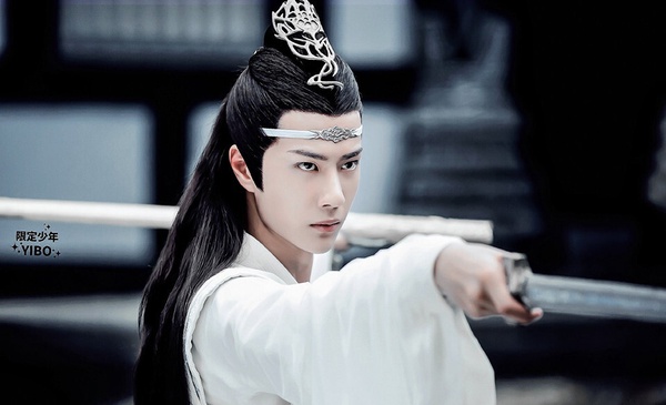 王一博在《陳情令》也是經典的「白衣貴公子」，一開始追《陳情令》大家都先注意到肖戰，不過王一博越看越帥，他在劇中的白衣造型仙氣十足，拿著琴從半空中飛出來，高冷的氣勢超級帥！