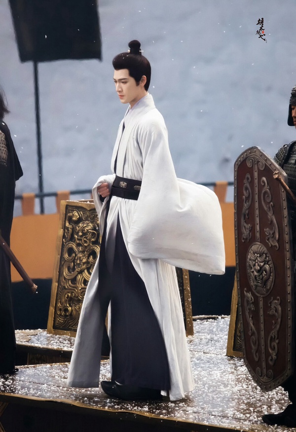 李昀銳以《九重紫》爆火之前，他在《星漢燦爛》飾演的男二袁慎人氣也很高。對比黑衣武將凌不疑，袁慎大多是淺色白衣登場。李昀銳氣質好、古裝儀態好，穿起白衣特別適合！