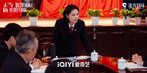 《難哄》爆火後，也讓白敬亭參演的懸疑劇《正當防衛》擁有高關注，這是《獵罪圖鑑》編劇的作品，但卻沒有《獵罪圖鑑》的高口碑。一部分觀眾認為劇情在故弄玄虛，劇中的台詞太拗口、太文謅謅，讓人看得雲裡霧裡。但也有人很喜歡《正當防衛》的鋪陳，追得欲罷不能。