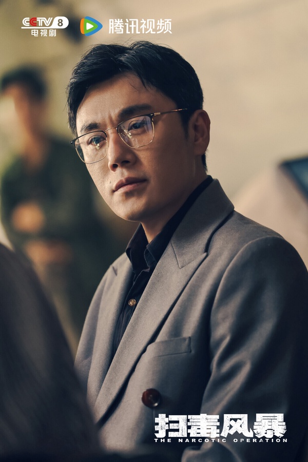 《掃毒風暴》和《凡人修仙傳》評分一樣是7.5，但《掃毒風暴》打分人數更多、更廣受好評。《掃毒風暴》是犯罪反黑劇，聚集了段奕宏、秦昊一票戲骨演員，首播評價兩極，有網友嫌棄拍攝鏡頭太晃，不過追下去後，不少觀眾都稱讚劇情越追越好看。