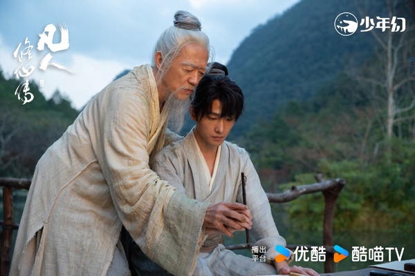 楊洋主演的《凡人修仙傳》豆瓣開出7.5高分，不同於以愛情線為主的《三生三世》或《蒼蘭訣》，《凡人修仙傳》是大男主升級修仙劇。講述普通的山村窮小子韓立，偶然之下，跨入到一個江湖小門派，雖然資質平庸，但依靠自身努力和合理算計，最後修煉成仙的故事。