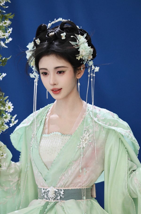 《萬花世界》劇情很特別，是穿越＋系統的設定，講述御姐型女主蘇綠夏，綁定女配逆襲系統，穿越千萬小世界執行任務。八位男主八個小世界，有吸血鬼、民國、仙俠、古裝、現代等，花式吊打無數渣男綠茶的現世報故事。