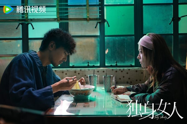 唐嫣以《繁花》翻轉爛演技評價，因此她的新作也一直備受矚目。而唐嫣將搭擋趙又廷主演都市言情劇《獨身女人》，改編自亦舒的同名小說。亦舒近幾年有不少作品影視化， 像是《承歡記》、《玫瑰的故事》，但作品都很考驗導演及編劇的功力，不過《獨身女人》的導演也來頭不小，找來了《三十而已》的張曉波執導，品質應該有保證。